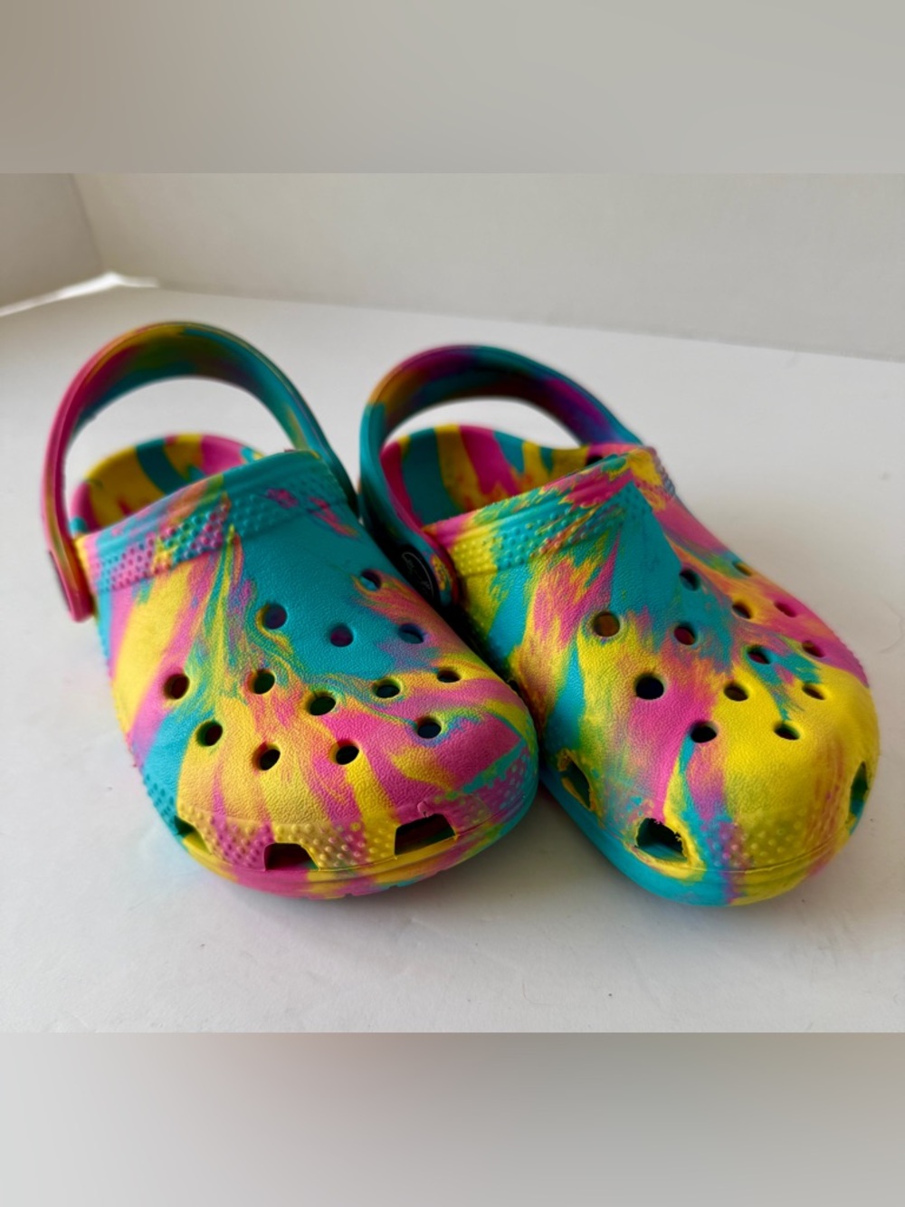 CROCS Kids Tie-Dye Clog in Turquoise, Pink, Yellow. Size C8 - Picture 2 of 10
